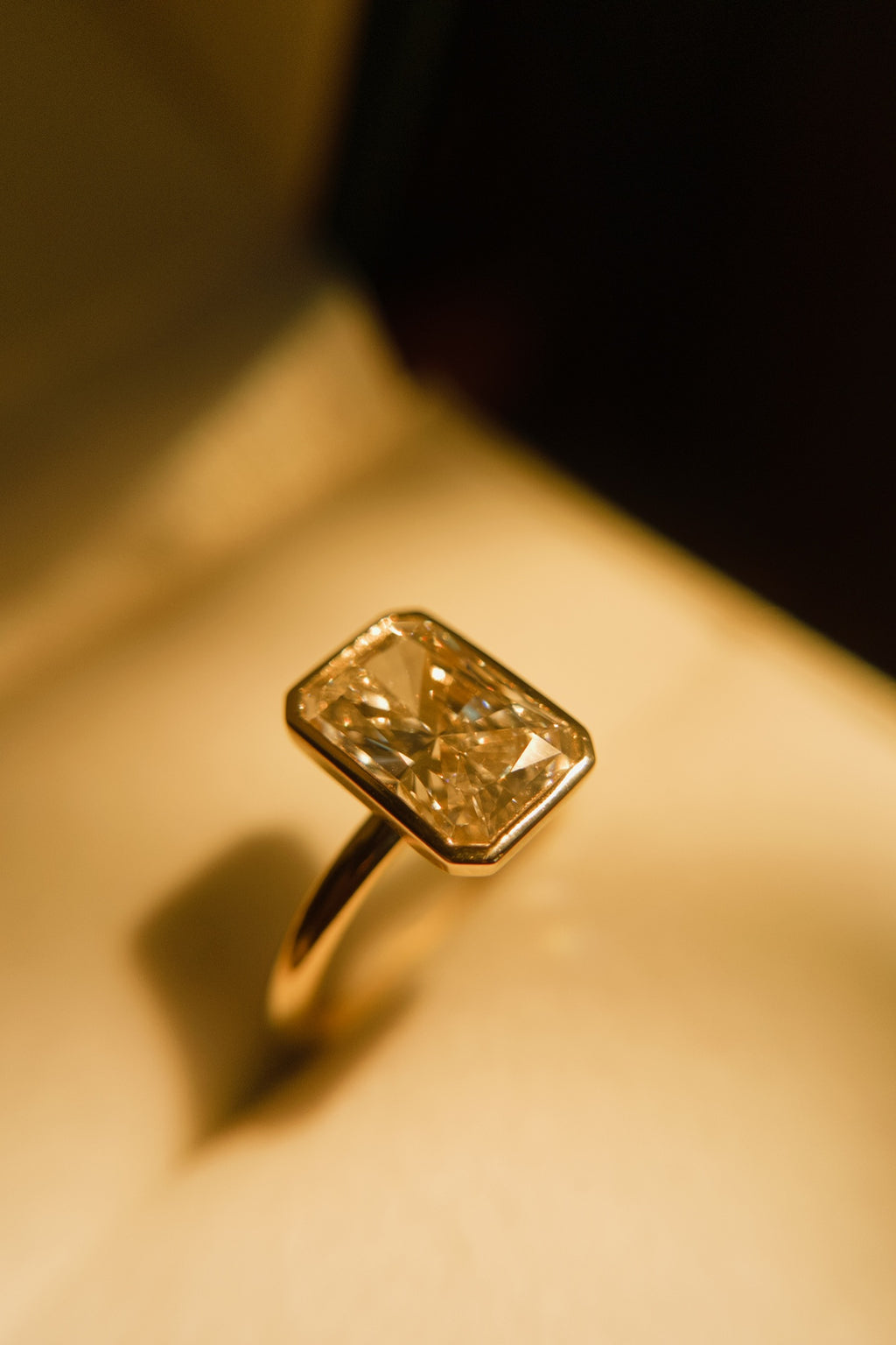 Radiant Bezel w/ Invisible Gallery