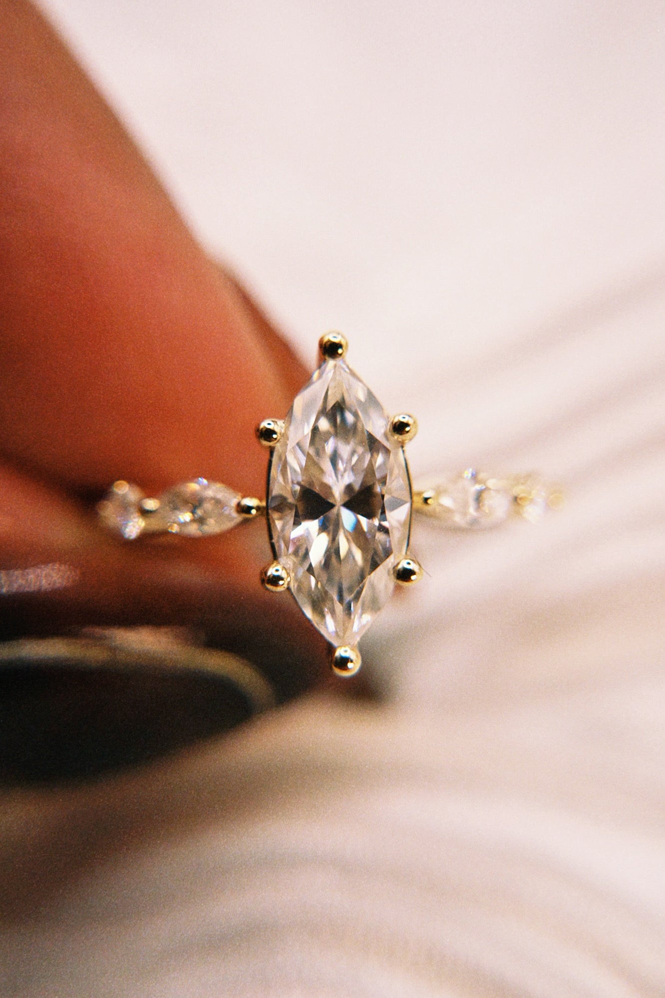Marquise w Side Stones